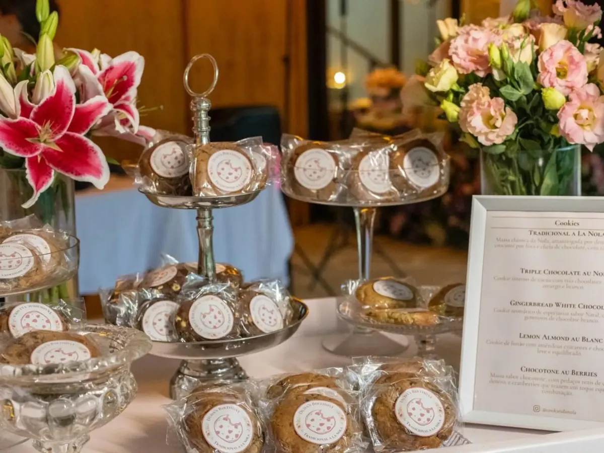 Mesa de aniversário com cookies personalizados e flores