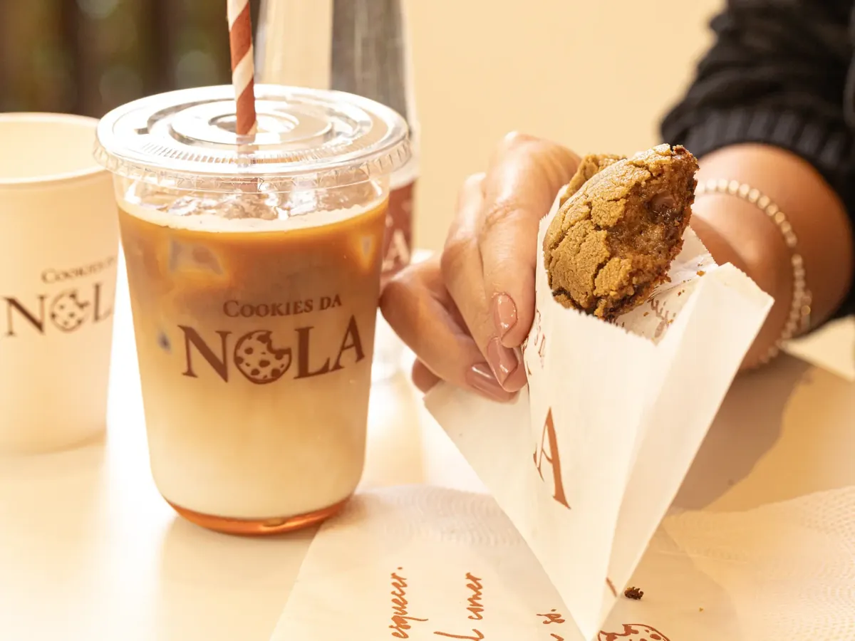 Cookie e café gelado na loja da Nola