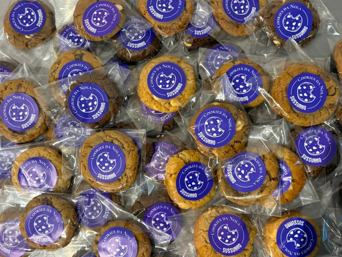 Cookies com etiquetas roxas personalizadas