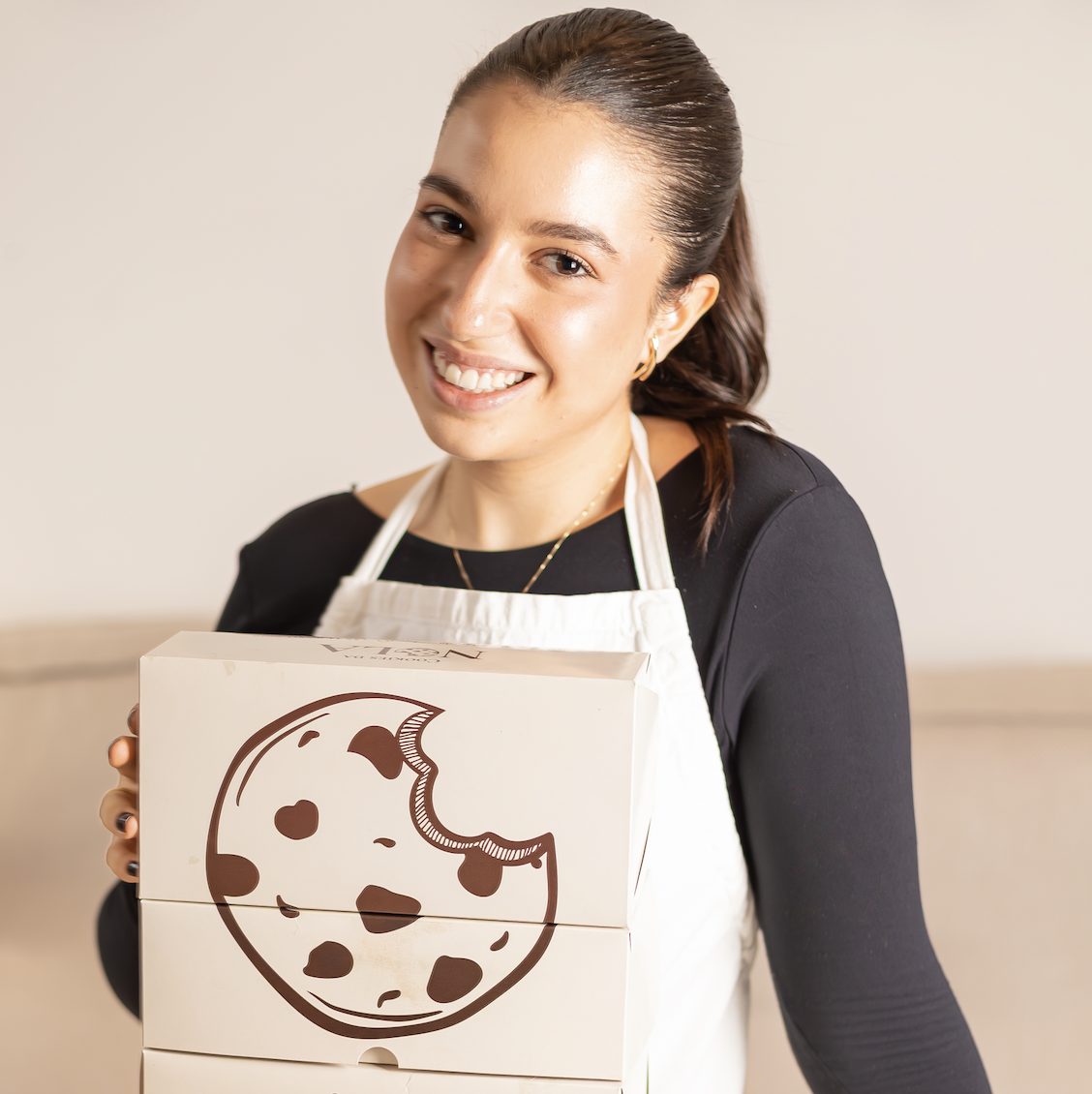 Isa, fundadora da Cookies da Nola, em sua cozinha