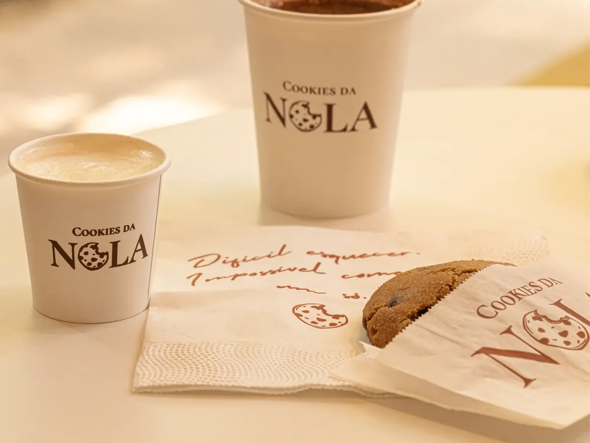 Cookies e café sobre o guardanapo da marca Nola