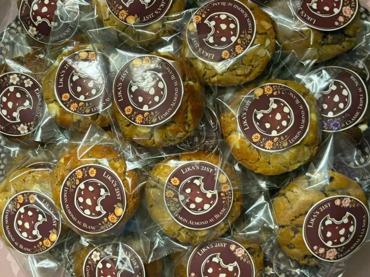 Cookies com etiquetas de festa de 21 anos