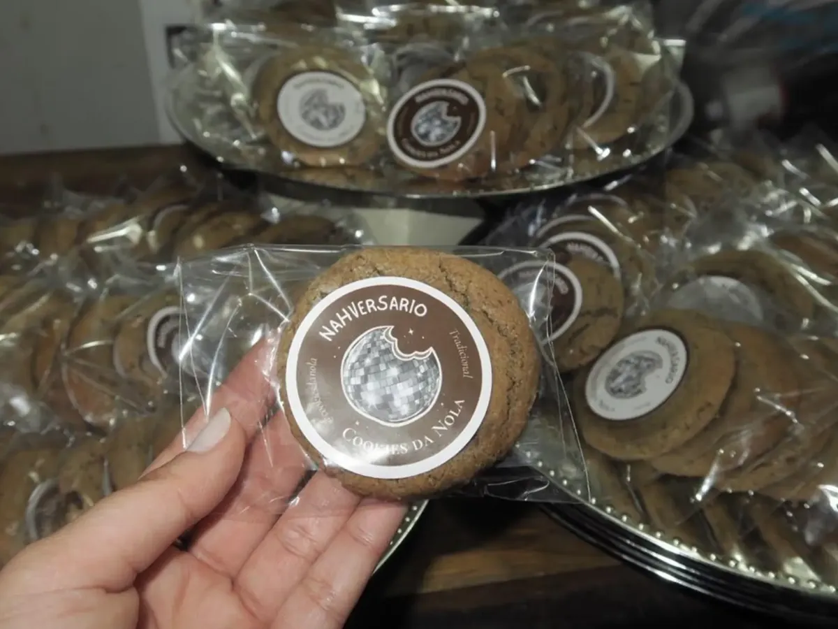 Bandeja de cookies com etiqueta de festa