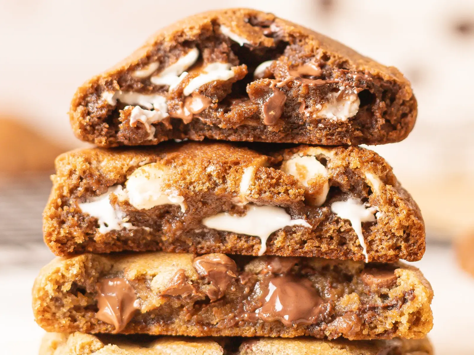 Dois cookies artesanais da Cookies da Nola abertos, com recheio de chocolate aparente