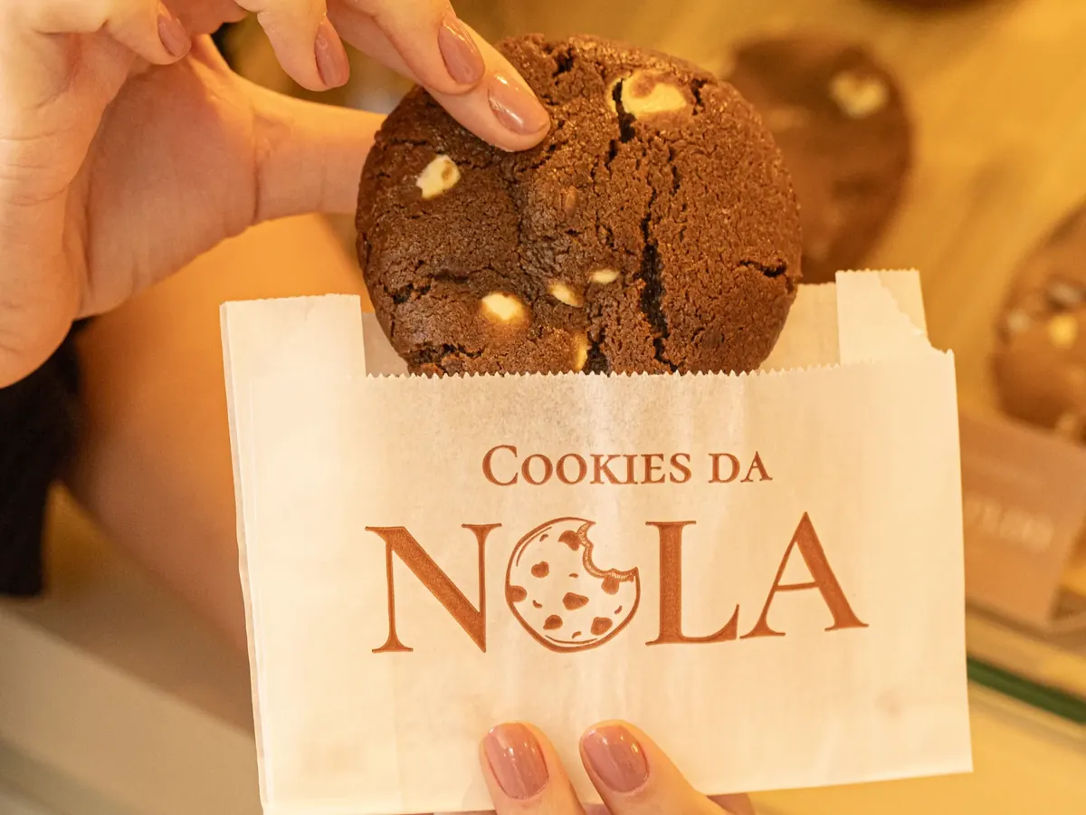 Cookie sendo retirado da embalagem na loja da Nola