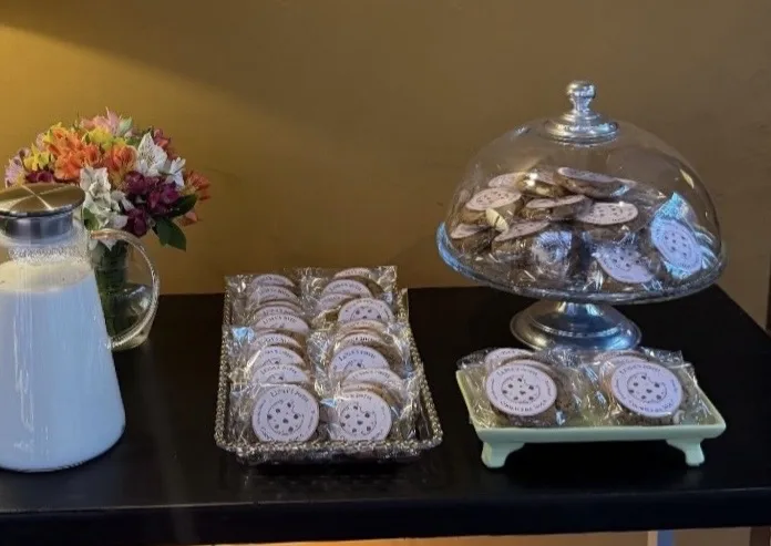 Estação de cookies personalizados com leite em evento